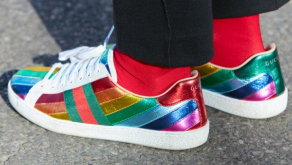 Sepatu sneakers dengan warna metalik